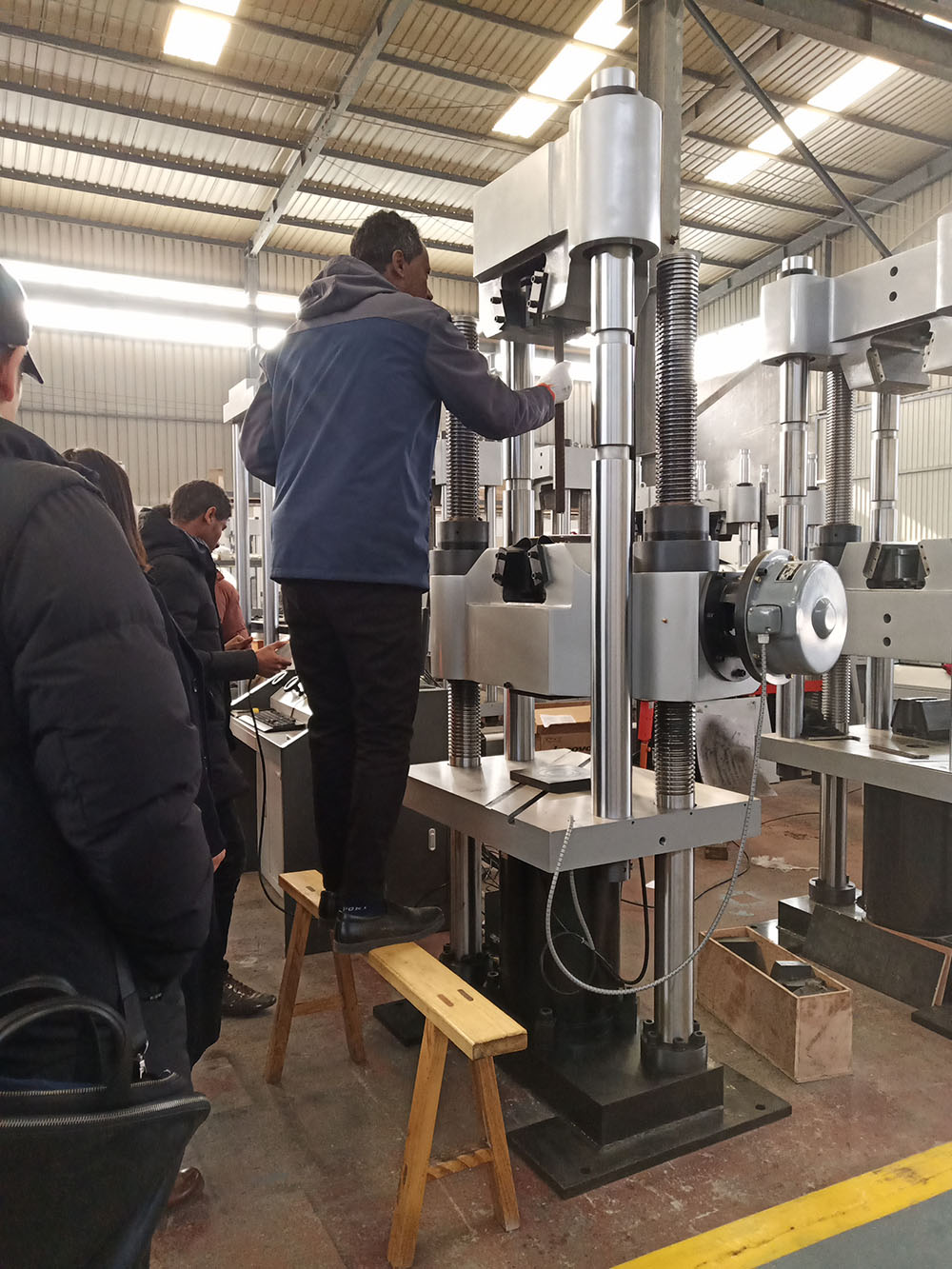 印尼客户到济南榴莲视频黄色片工厂考察订购试验机设备